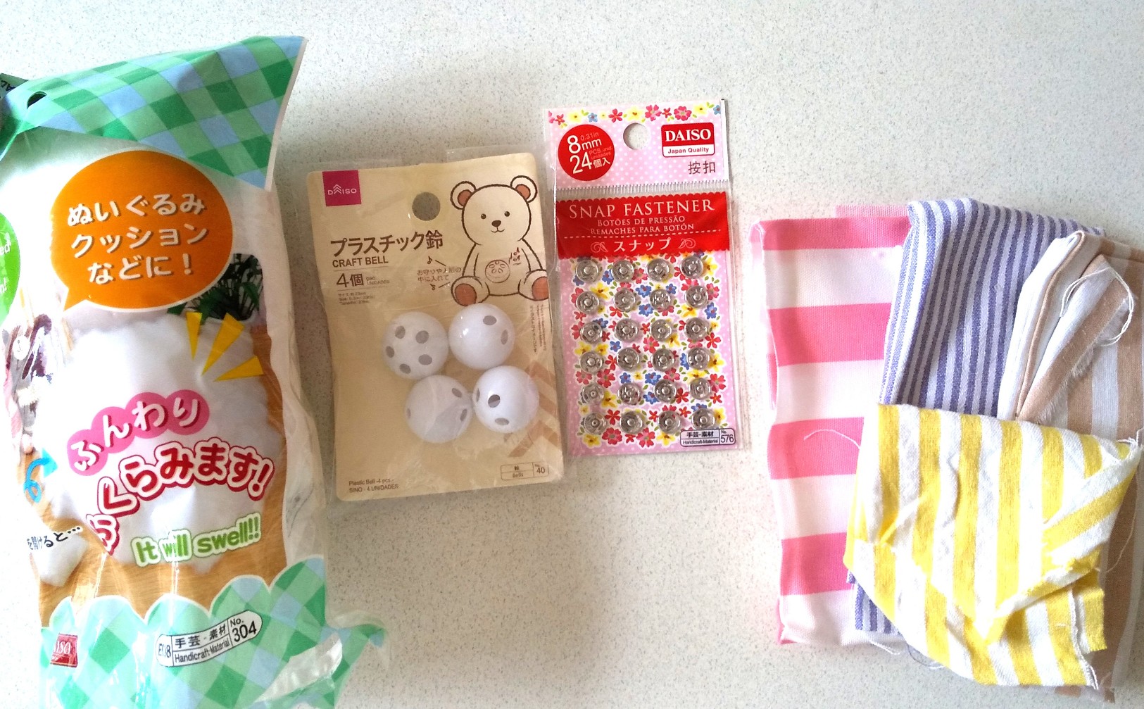 100均のプラスチック鈴 プラ鈴 で簡単手作りおもちゃの作り方 ０歳 ショコハジロはもっと自由に生きたい